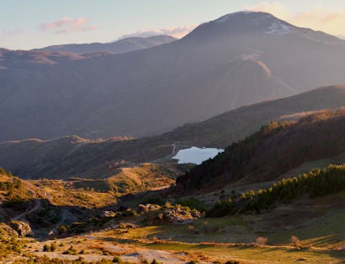 Foto profissional grátis de árvores, cênico, colinas