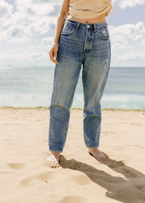 Základová fotografie zdarma na téma chodidla, denimové džíny, denimové kalhoty