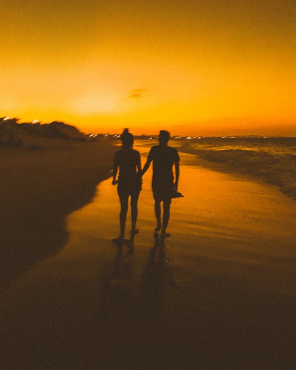Cặp đôi đi dạo trên bãi biển: Dịu dàng, nồng nàn và ngọt ngào. Những cặp đôi trẻ đưng dọc bãi biển xanh ngắt hứa hẹn mang đến cho bạn những trải nghiệm tuyệt vời trong cuộc sống. Hình ảnh cặp đôi đi dạo trên bãi biển chắc chắn sẽ khiến bạn cảm thấy thật tuyệt vời và lãng mạn đấy. 