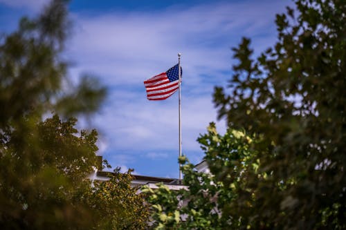 Základová fotografie zdarma na téma modrá obloha, vlajka usa, vlajkový stožár