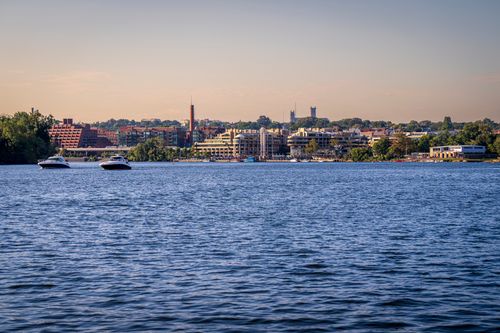 Free Picturesque cityscape with yachts on a calm blue river during daytime. Stock Photo