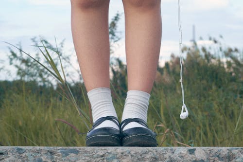 Fotos de stock gratuitas de auriculares, calcetines blancos, calzado