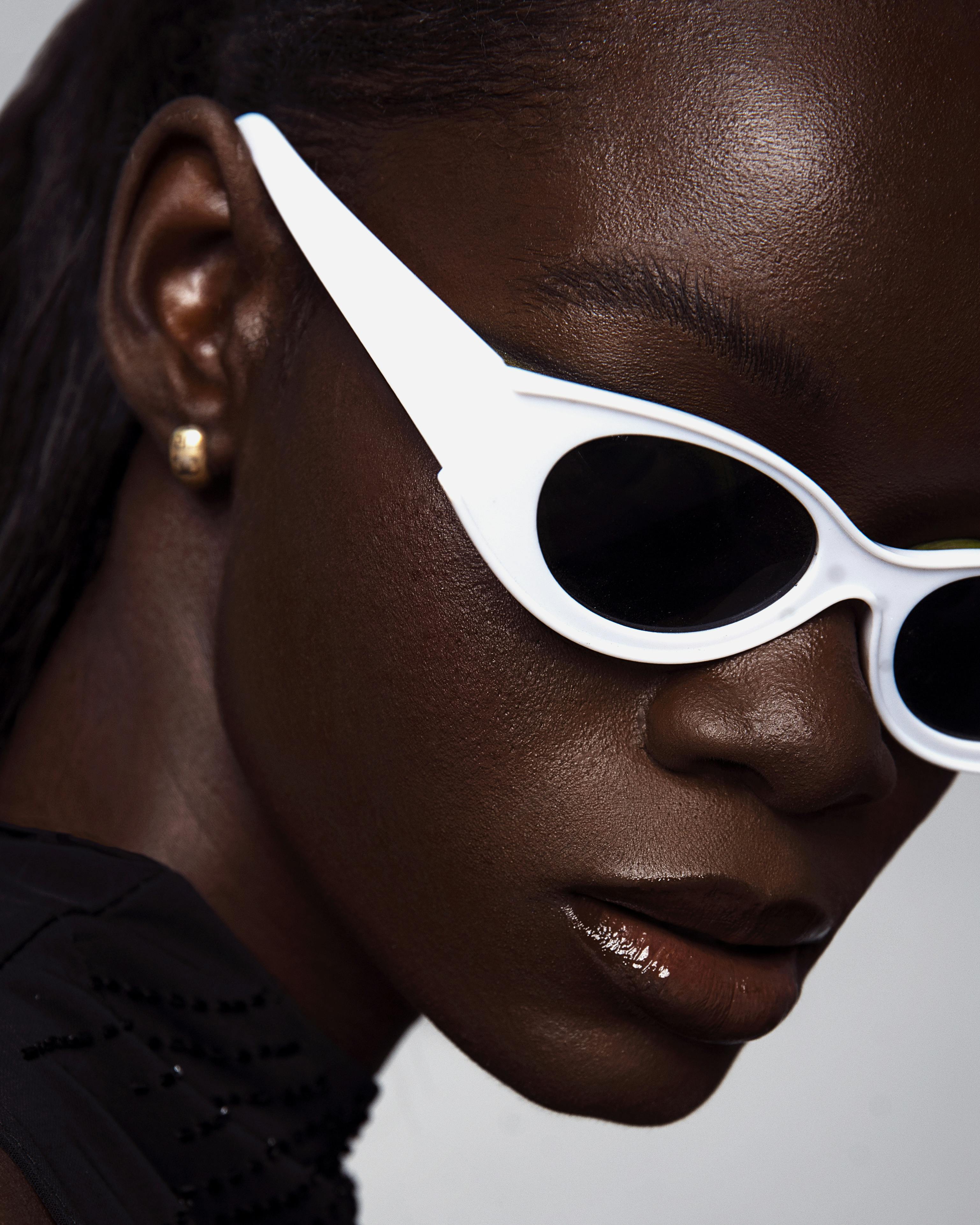 Zadarmo Fotobanka s bezplatnými fotkami na tému biele slnečné okuliare, čierne šaty, couture Fotka z fotobanky