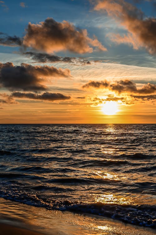 Foto profissional grátis de Hora dourada, horizonte, mar
