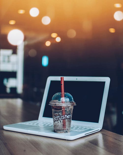 Tazza Usa E Getta Sul Computer Portatile Bianco