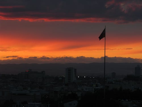 Immagine gratuita di cielo arancione, città, edificio