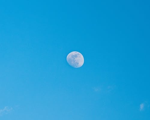 Gratis stockfoto met blauwe lucht, detailopname, maan fotografie