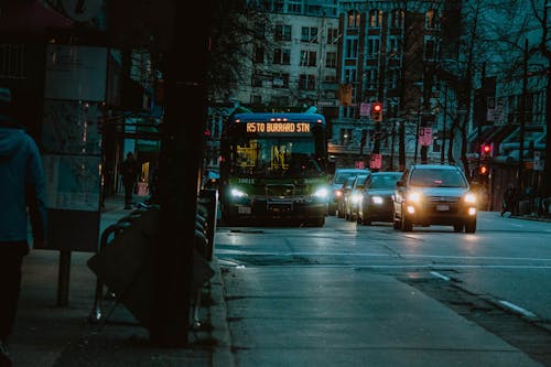 Darmowe zdjęcie z galerii z auta, autobus, budynki