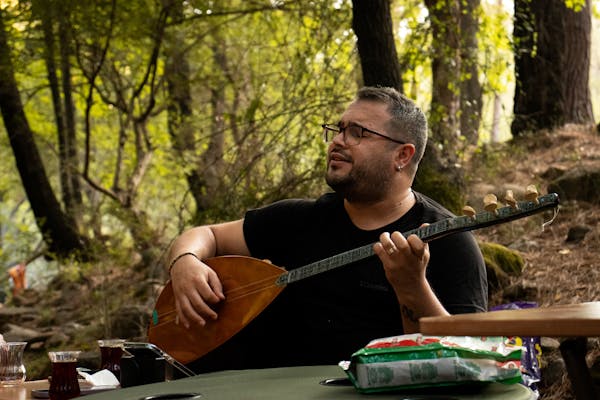 Baglama player