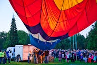 在爱达荷州博伊西的一个公园里，充满活力的热气球升空而起