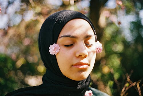 Kostnadsfri bild av blommor, hijab, kvinna