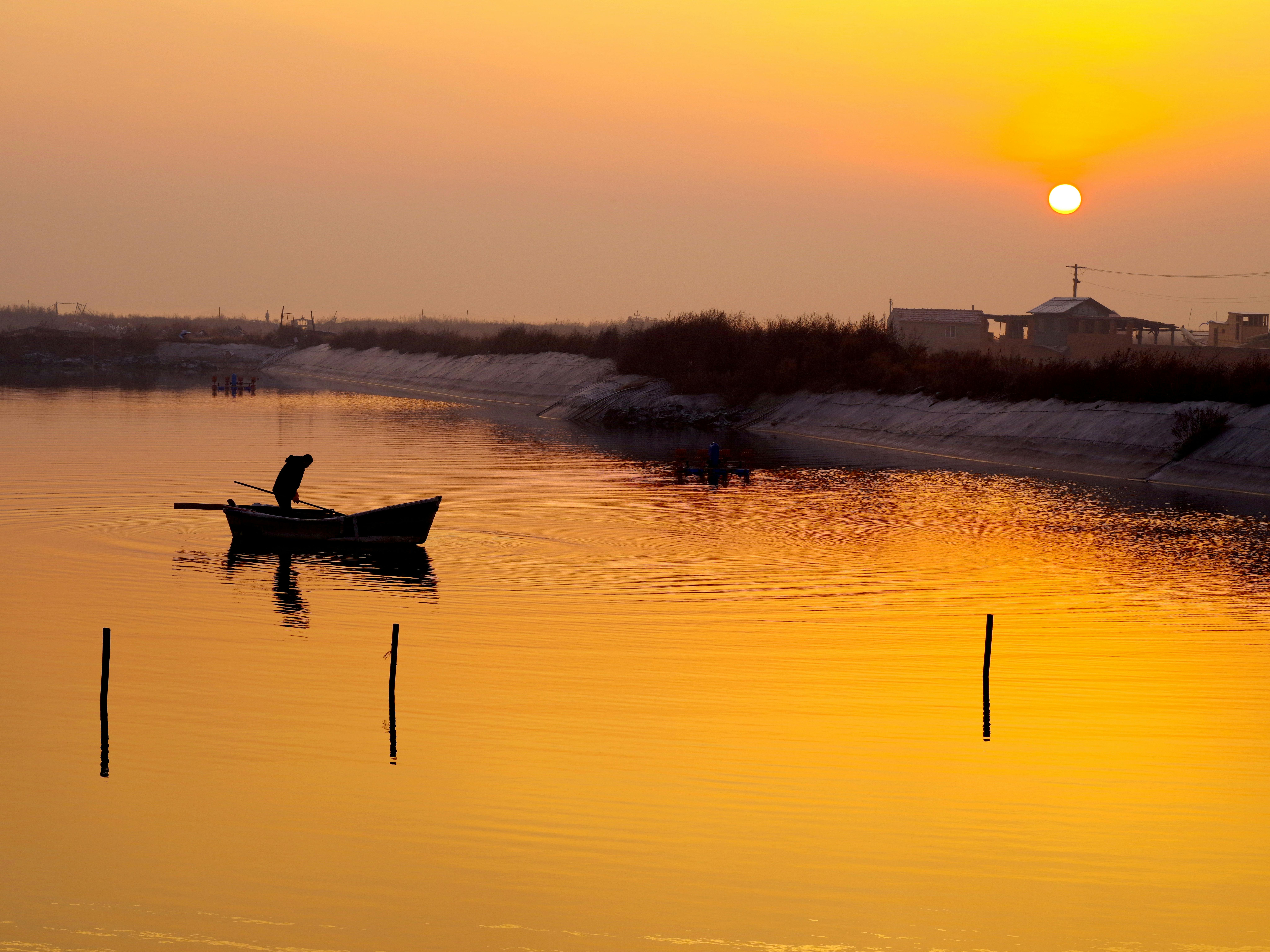 Which is hotter the sun or lightning?