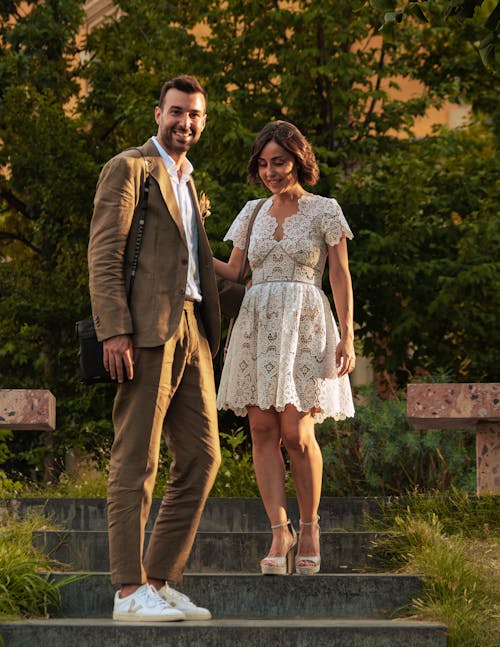 Foto profissional grátis de casal, de pé, elegância