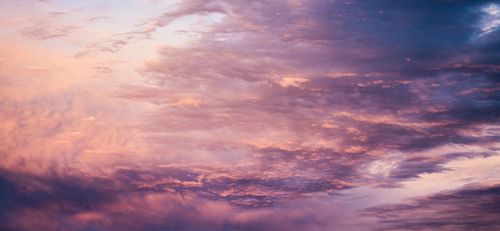 Free Serene sunset sky filled with pink and purple clouds, creating a dreamy atmosphere. Stock Photo