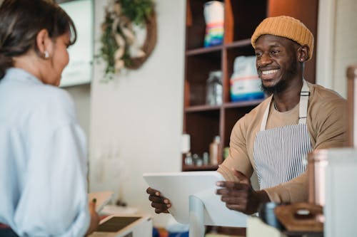 Gratis stockfoto met barista, coffeeshop, een bestelling opnemen