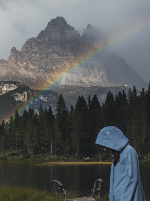 Chica Con Un Arcoiris De Montaña