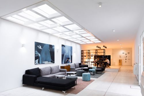 Free Spacious living room with contemporary decor and stylish furnishings. Stock Photo