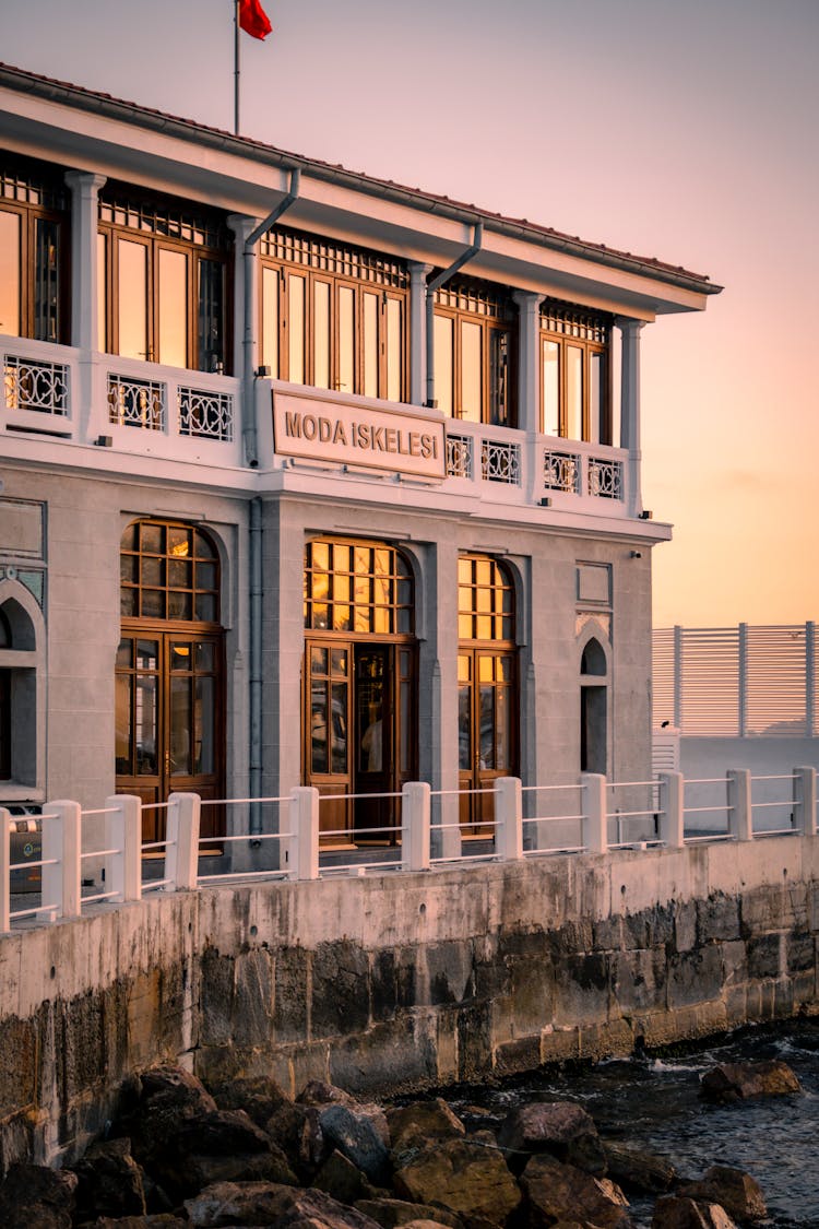 Waterfront Building Of Tarihi Moda Iskelesi Cafe I Istanbul Turkey