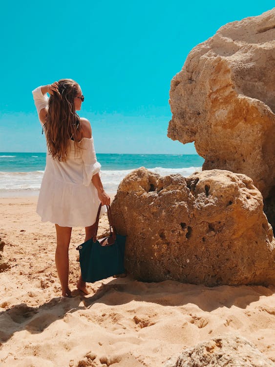 Frau, Die Neben Felsen Nahe Strand Steht