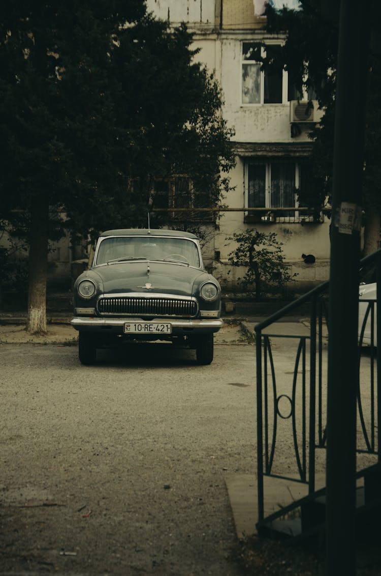 A Parked Black Gaz-21