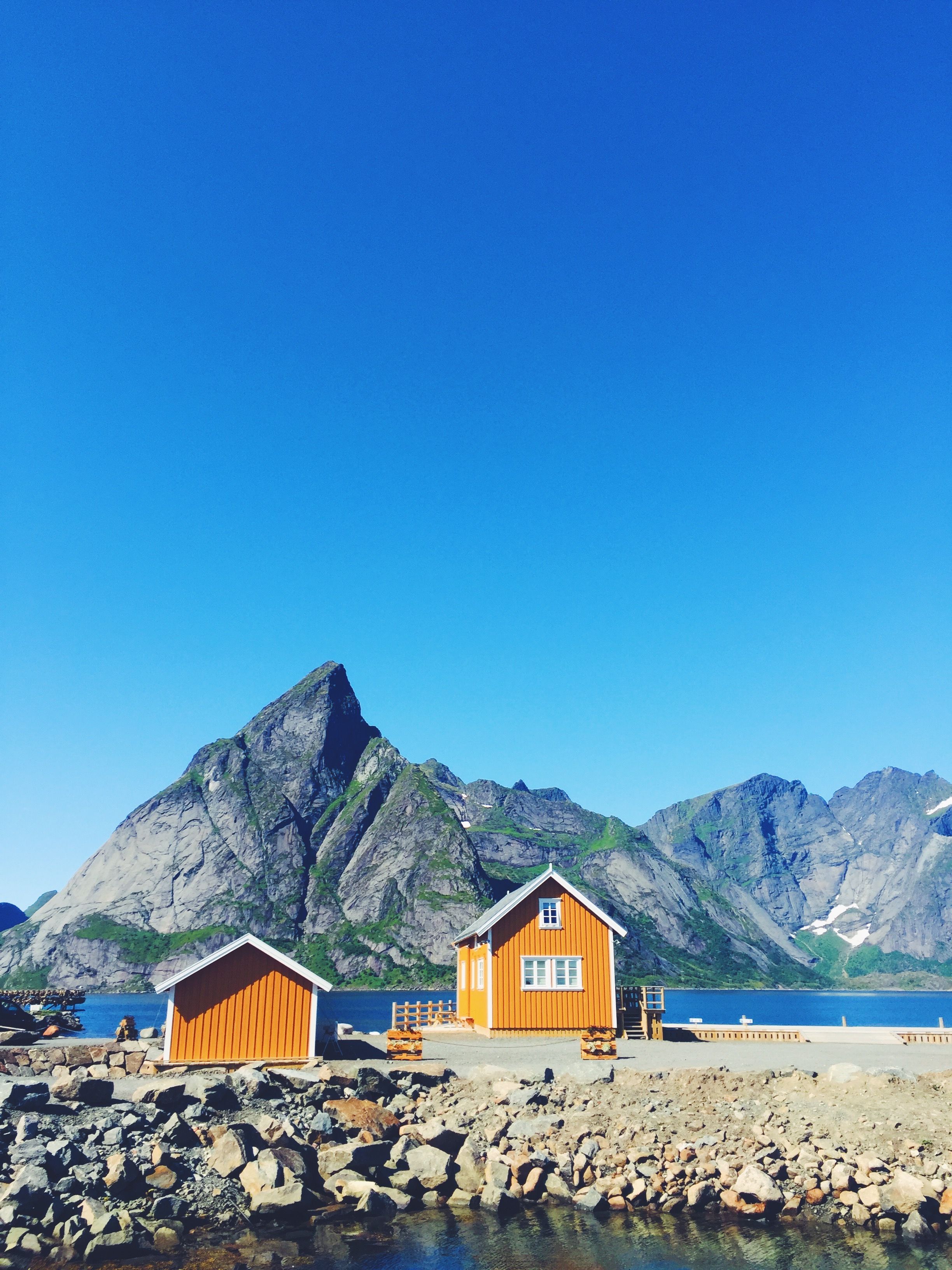 Brown and White House Beside Body of Water · Free Stock Photo