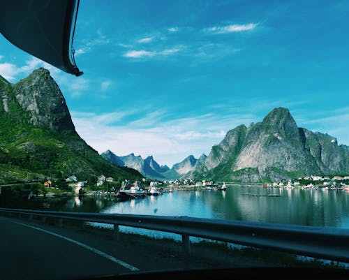 Graue Berge In Der Nähe Des Sees