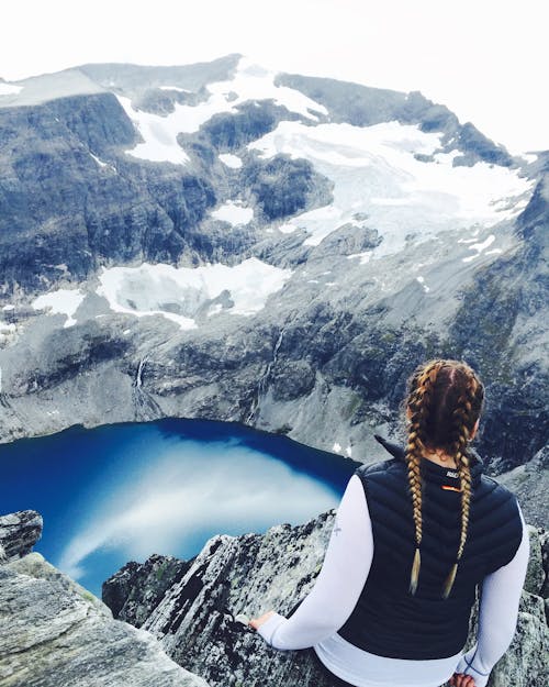 Vrouw Die Blauw Vest Draagt Dat Zich Op Klif Bevindt