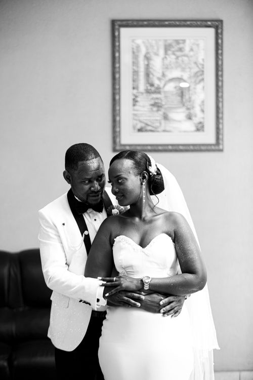 Free A beautiful black and white portrait of a couple on their wedding day, exuding love and elegance. Stock Photo