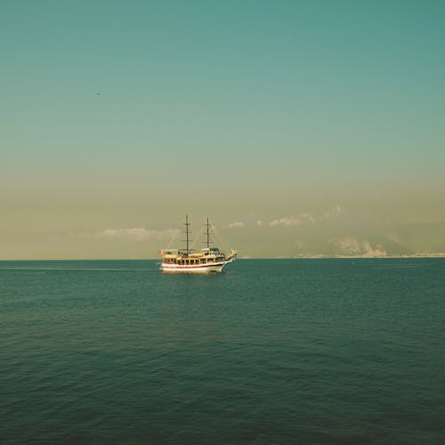 Foto profissional grátis de barco, formato quadrado, mar