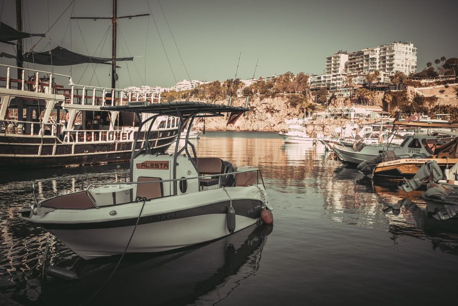 a marina with various charter boats docked - charter boat insurance florida a marina with various charter boats docked - charter boat insurance florida