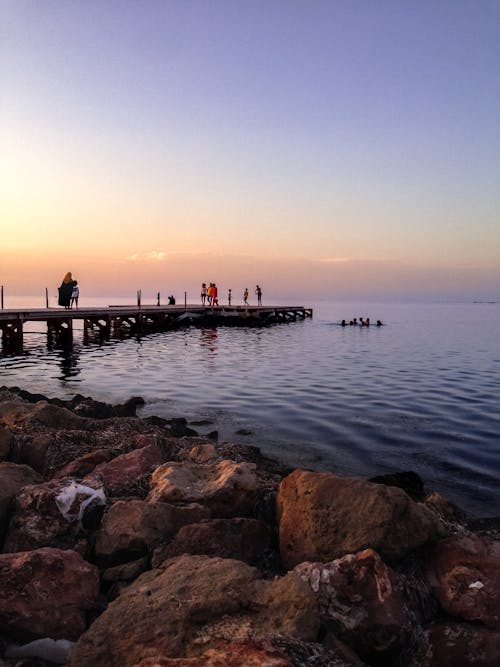 Ücretsiz Ahşap Iskele üzerinde Yürüyen Insanlar Stok Fotoğraflar