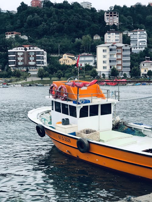 Kostnadsfri bild av byggnader, förtöjd, motorbåt