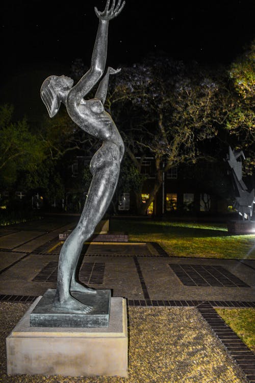 Kostenloses Stock Foto zu dunklen nacht, frauen-statue, nacht hintergrund