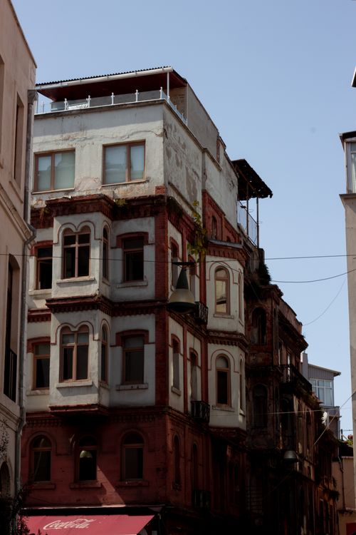Free Captivating view of historic facades and architecture in Istanbul under a clear blue sky. Stock Photo