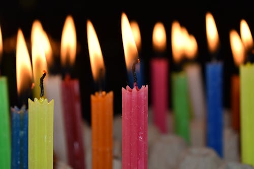 다채로운, 불이 켜진, 불타는 촛불의 무료 스톡 사진