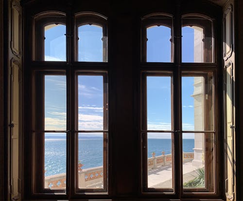 Kostenloses Stock Foto zu blauer himmel, fenster, fensterrahmen