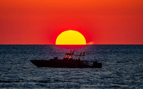 Foto profissional grátis de barco, brilhante, cair da noite