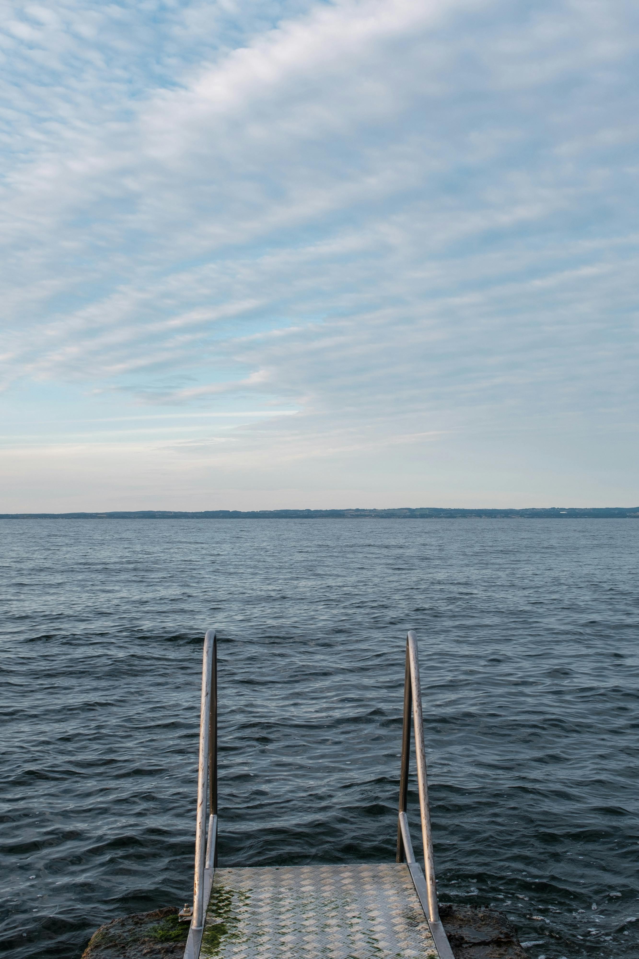 Summer landscape with sea and horizon over water · Free Stock Photo