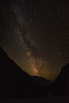 Kosmisches Berg & Himmel – Friedliche Weltraum-Wallpaper