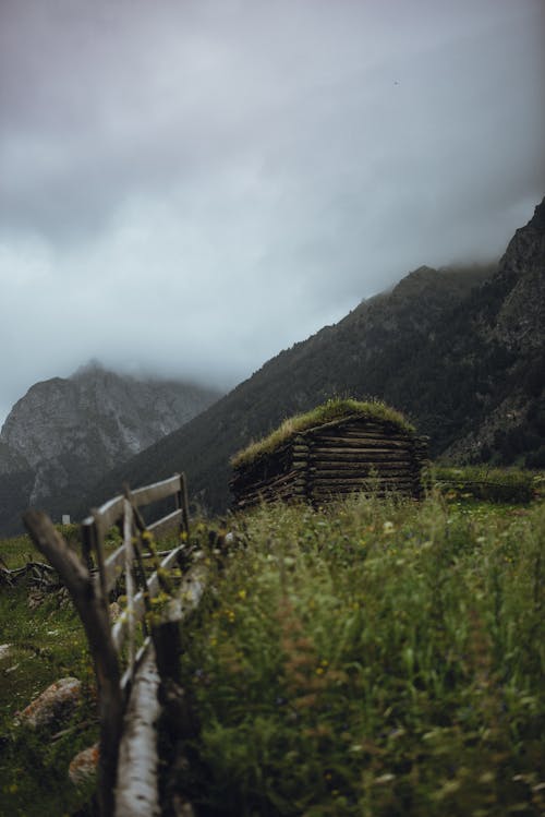 Бесплатное стоковое фото с вертикальный выстрел, гора, деревянная хижина