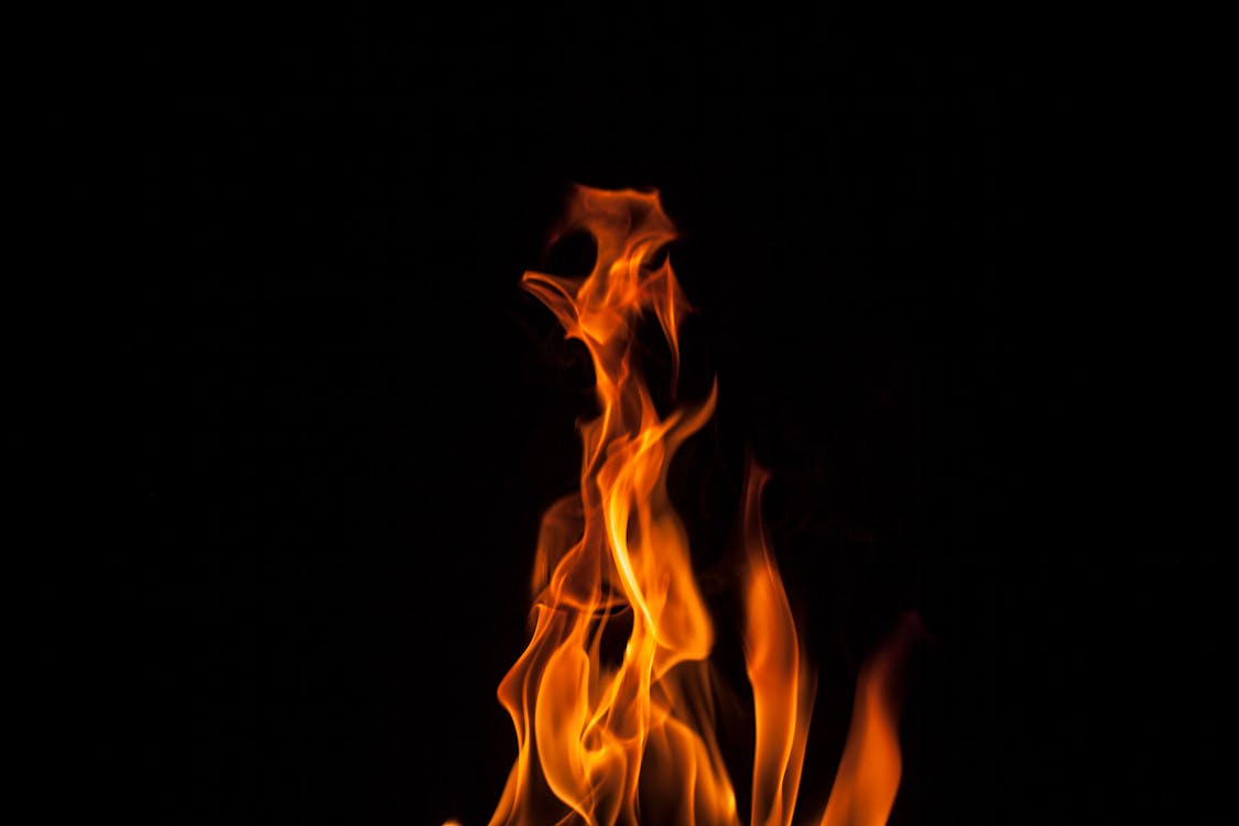 火在夜间的特写照片