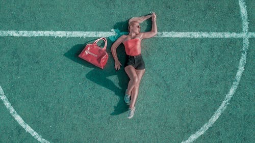 Mujer Tendida Y Posando En La Cancha