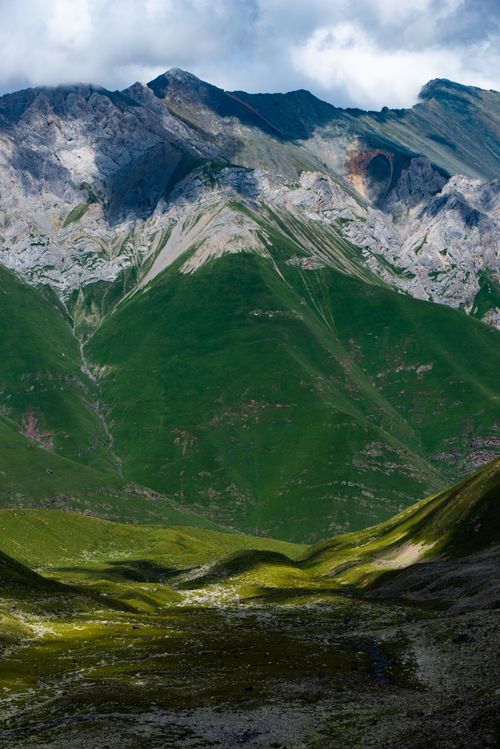 Free Majestic mountain scenery featuring lush green valleys and rugged peaks. Stock Photo