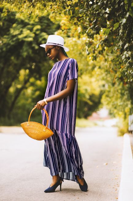 Vestido longo listrado com chapéu branco e bolsa de palha, hoje no clima de passeio ☀️ Muito confortável pra andar por aí.
#lookdodia #multicolor #dress #hat