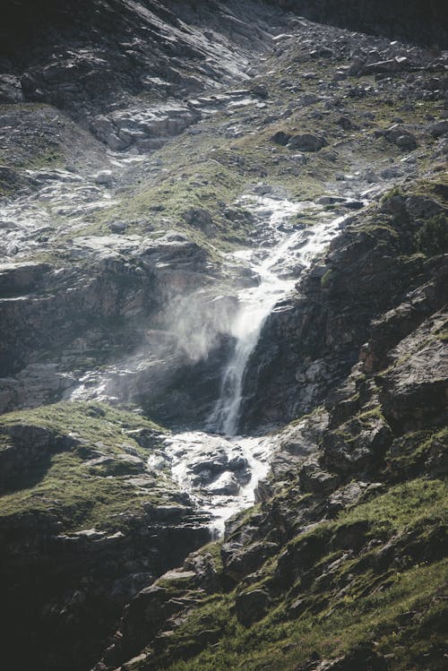 Immagine gratuita di cascata, corpo d'acqua, erba
