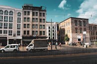 凯塞里科卡西南的街景，拥有繁华的城市活动和建筑