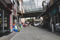 土耳其科卡西南开塞利的城市街景中，鹅卵石路上有商店和行人