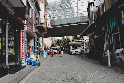 土耳其科卡西南开塞利的城市街景中，鹅卵石路上有商店和行人