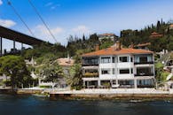 这座优雅的海滨度假村靠近一座桥，坐落在风景优美的户外环境中，非常适合夏季度假