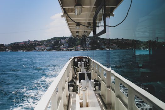 一艘在博斯普鲁斯海峡航行的船只，俯瞰着城市建筑和山丘，捕捉到美丽的倒影